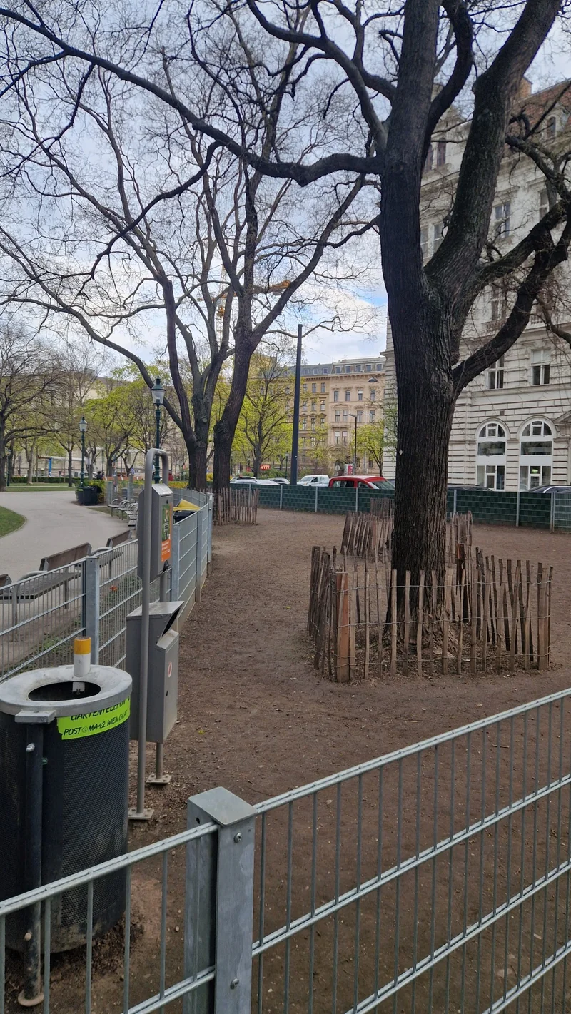 Votivpark im 9. Alsergrund – Eingang (Foto 4)