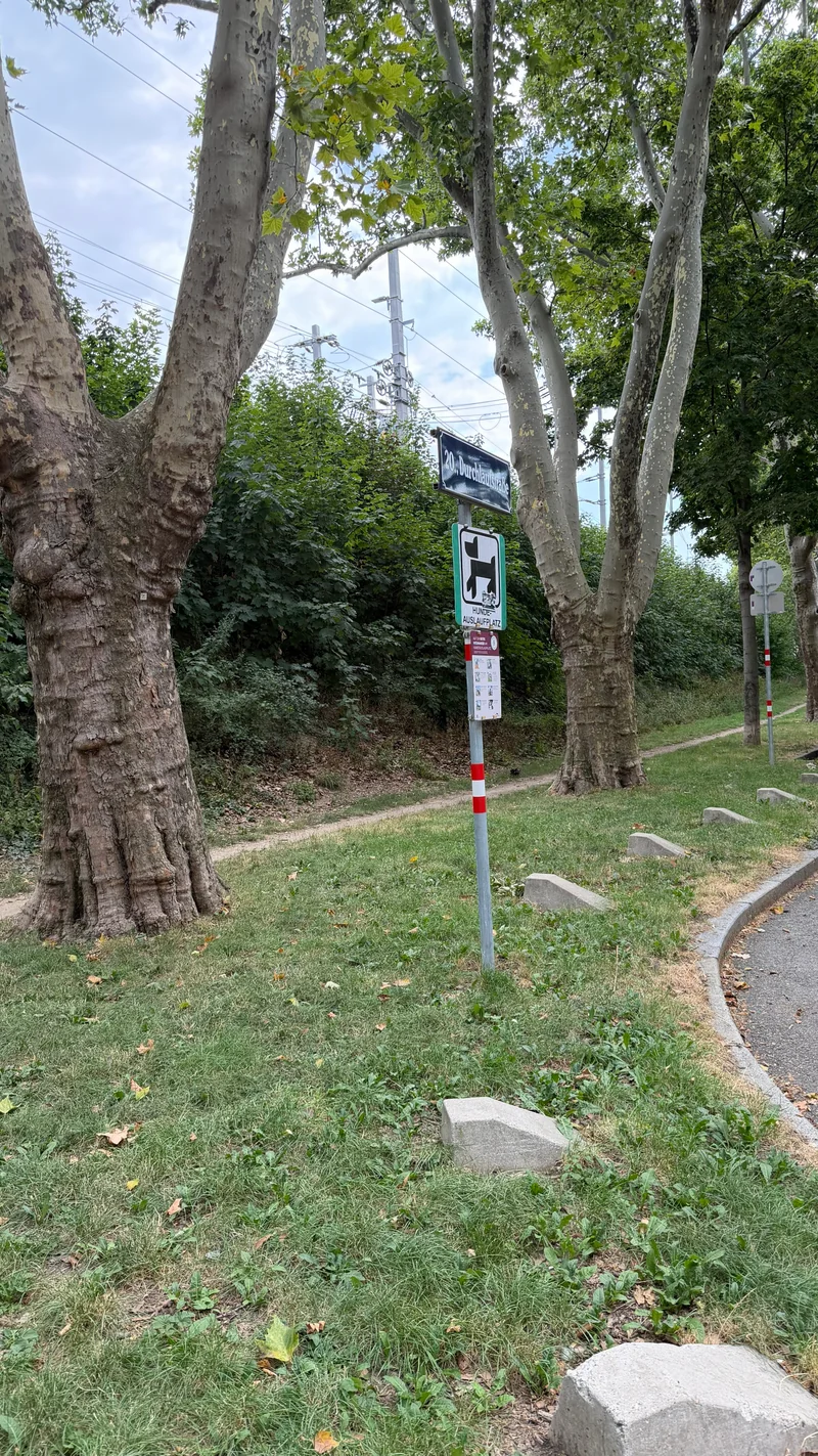Durchlaufstraße im 20. Brigittenau – Hundezone (Foto 1)